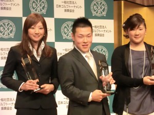 ２０１２年度のＧＴＰＡ新人賞に男子の藤本佳則（中）、女子では斉藤愛璃（左）らとともに表彰された成田美寿々（右）＝（１３年２月、都内のホテルでの表彰式で）