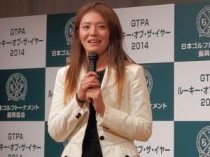 スポンサーが選ぶ（ＧＴＰＡ）２０１４年度のルーキー・オブ・ザ・イヤーに選ばれ挨拶する渡辺彩香（１４年１２月東京都内のホテル）