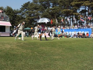 お里帰りの藍ちゃんを見ようと人気沸騰の女子プロツアー（ワールドサロンパス杯＝茨城ＧＣ東１番ティーグラウンド）