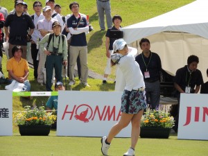 山口すず夏らとともに首位に３打差の９アンダーで２位タイに入った菊地絵理香。