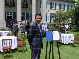 スコットランド親善大使の任命式パーティーでタータンチェックのジャケットを披露した池田勇太（東京・駐日英国大使館庭園で）