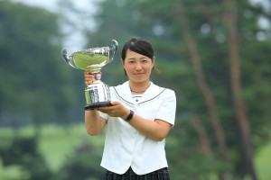 昨年の日本女子アマに続き、今年は日本ジュニアをとって２冠。優勝カップを掲げる蛭田みな美。（１５年日本ジュニア選手権＝埼玉・霞ヶ関ＣＣ）写真提供：いずれも日本ゴルフ協会