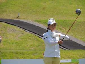 プロ８年目、初勝利が遠かった西山ゆかり。ショットの前に必ず右腕を胸の前に合わせてから構えに入る。