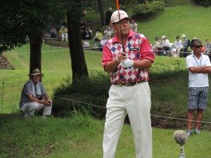 クラブを持ち、打球を確認する室田淳（裾野ＣＣ）