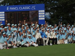 ボランティアたちに囲まれて優勝の感激を味わう室田淳（中央）＝ファンケル・クラシック