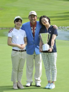 室田は真奈美夫人（右）と次女・真子さん（左）が見守る中で圧勝。夫人が抱く優勝カップを前に記念の一枚（ファンケルクラシック＝静岡・裾野ＣＣ）