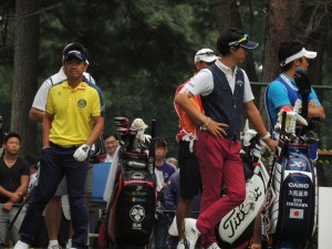 前年覇者の藤田寛之（左）と初日同組で回った石川遼（右）＝ダイヤモンド・カップ＝大利根ＣＣ西