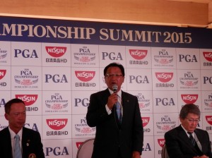 「ＰＧＡチャンピオンシップ・サミット２０１５」で日本プロ選手権日清杯の大会詳細を発表するＰＧＡ倉本昌弘（北海道クラシックＧＣ＝１５年８月）