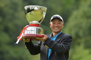 コマツＯＰで逆転優勝。２週連続Ｖの優勝カップを抱く崎山武志。（コマツＯＰ＝石川・小松ＣＣ）