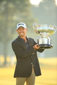 小平智（２３）、国内最高峰の日本オープンチャンピオンに。嬉しい優勝カップを抱く（兵庫・六甲国際東）＝写真提供：いずれも日本ゴルフ協会