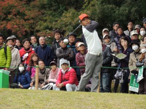 正確なショットでバッバ・ワトソンに対抗した片山晋呉（三井住友ＶＩＳＡ太平洋マスターズ＝静岡・太平洋クラブ御殿場コース）