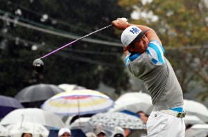 最終日、冷たい雨の中でも「６９」で回り、４日間６０台で完全復活した谷原秀人（平和ＰＧＭ＝千葉・総武ＣＣ）提供：ＪＧＴＯ