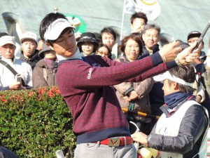 氷河期の続く男子ツアー。１５年最終戦の日本シリーズＪＴ杯では、帰国した石川遼の優勝で湧いたが、 １６年度の遼は、また米ツアーへ戻ってしまう。（１５年１２月、東京よみうりＣＣ）