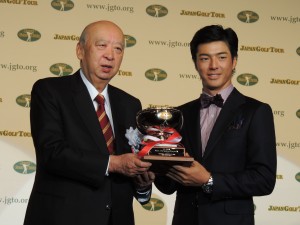 海老沢勝二会長からＭＩＰ賞を受ける石川遼（右）。（１５年度ジャパンゴルフツアー表彰式＝東京・パレスホテル）