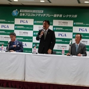 １６年４試合増のシニアツアー日程を発表するＰＧＡ倉本昌弘会長（１月１９日、東京・浜松町）