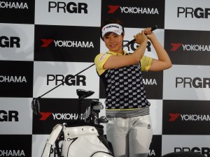 ダンロップからＰＲＧＲブランドに変わり、スイングする森田理香子（東京・港区　横浜ゴム本社）