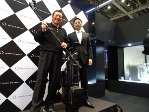 ″宇宙品質〝の高級カーボンシャフトを創り出した「セブン・ドリーマーズ」と所属契約したジャンボ尾崎（左）と阪根信一社長（右）＝東京ビッグ・サイトのゴルフフェアーで。