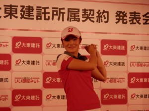 壇上、スイングのポーズで所属契約を喜ぶ渡辺彩香（東京・プリンスＨ）  