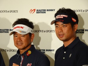 マスターバニー・エディションのロゴをつけたバイザーをかぶる池田勇太。左は藤田寛之。