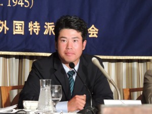 日本帰国時に日本外国特派員協会でインタビューに答える松山英樹（２０１３年５月）