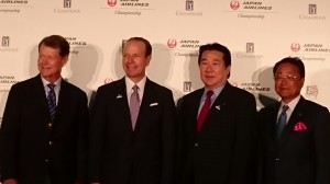 発表記者会見した左からトム・ワトソンプロ、ＰＧＡツアーチャンピオンズのグレゴリー・マクローリン代表、日本航空の植木義晴代表取締役、日本ＰＧＡの倉本昌弘会長（10月18日、東京アメリカンクラブで）
