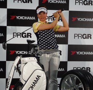 今年２月にゴルフブランド「ＰＲＧＲ（プロギア）」の横浜ゴムとクラブ用品契約した森田理香子。″世界規模の広告塔〝と持ち上げられ、クラブも一新して「今季は３勝してメジャーにも勝ちたい」と抱負を語ったのだが・・・。 
