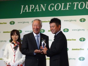 年間表彰１７部門のうち７冠を獲得した池田勇太（右）。青木功会長から表彰を受ける（１２．５　東京・ＡＮＡホテル）