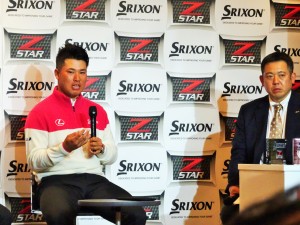 ダンロップスポーツ安達利也広報部長（右）とのトークタイムで、ニューボールについてや来季への意気込みを語る松山英樹（左）＝ＡＮＡインターコンチネンタルホテル東京