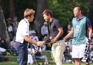 ３人ＰＯを制したＨ・Ｗ・リュー（韓＝左）と、一歩及ばず握手する小平智（右）。＝提供：すべて日本ゴルフツアー機構