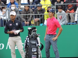 優勝した小平智（左）とティーグラウンドで話す石川遼（右）＝三井住友ＶＩＳＡ太平洋マスターズ＝太平洋御殿場。