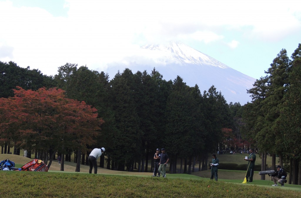 富士山をバックに紅葉が美しい太平洋御殿場コース（１３番パー３のグリーンから望む）