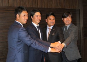 新選手会長石川遼（左から２人目）を囲んで握手する左から薗田俊輔、（石川遼）、宮里優作、深堀圭一郎の副会長（ＡＮＡインターコンチネンタル東京）